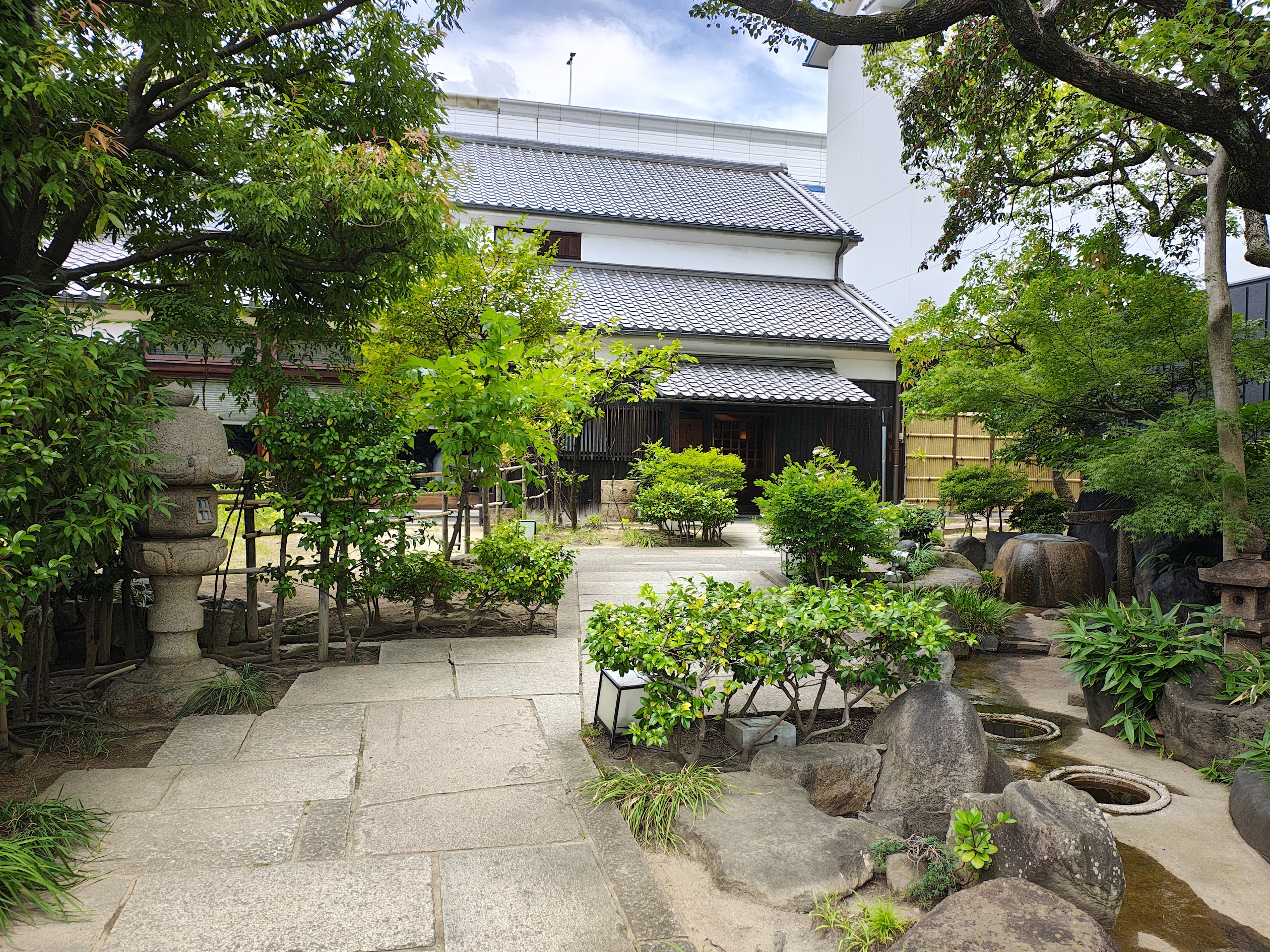 木造の建物と草木が広がる神戸酒心館の庭