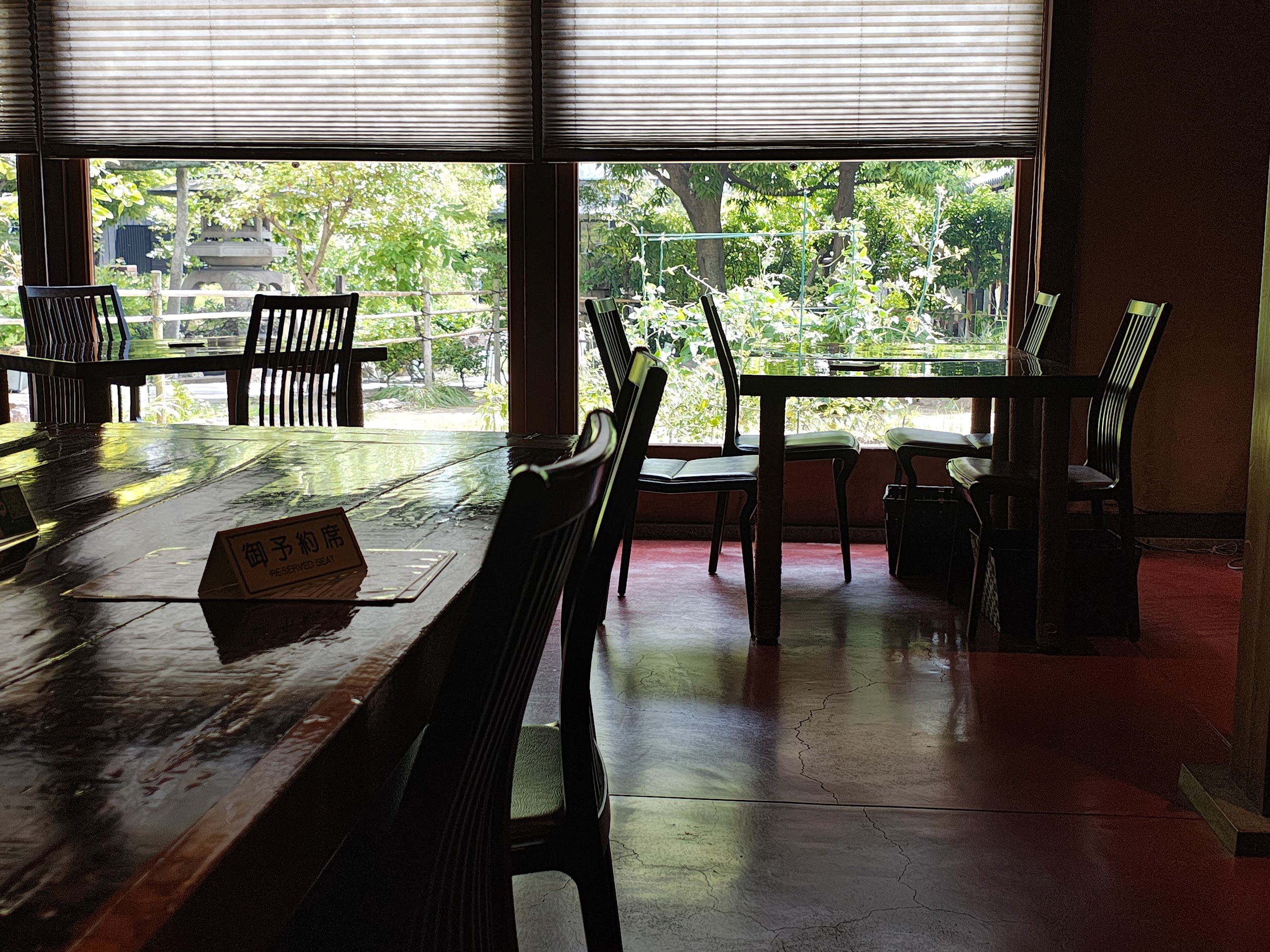 庭を眺められる蔵の料亭さかばやしの店内