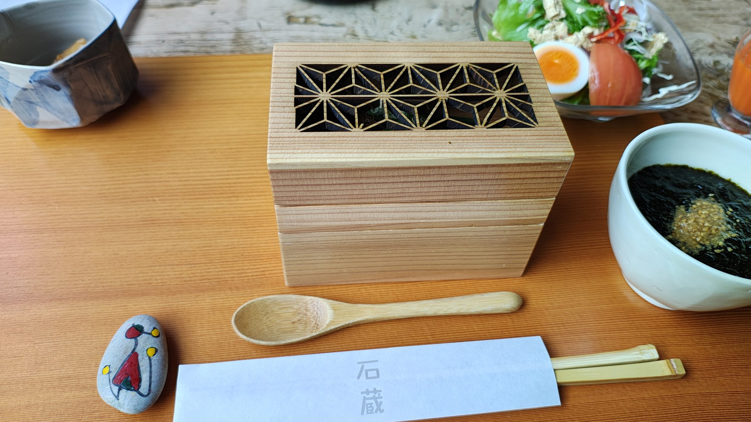 妙見石原荘の朝食 木箱の料理と海苔のお豆腐