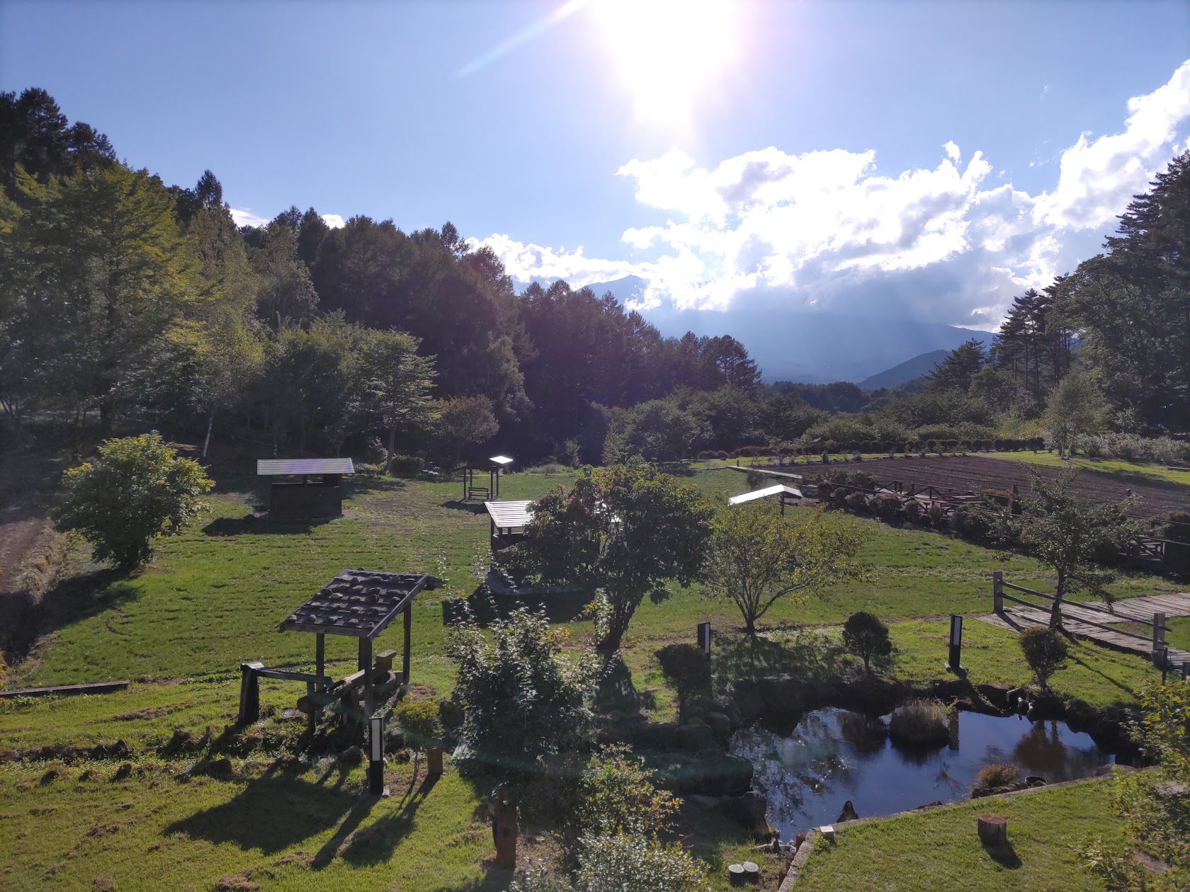 つたや季の宿 風里の庭と開田高原の風景