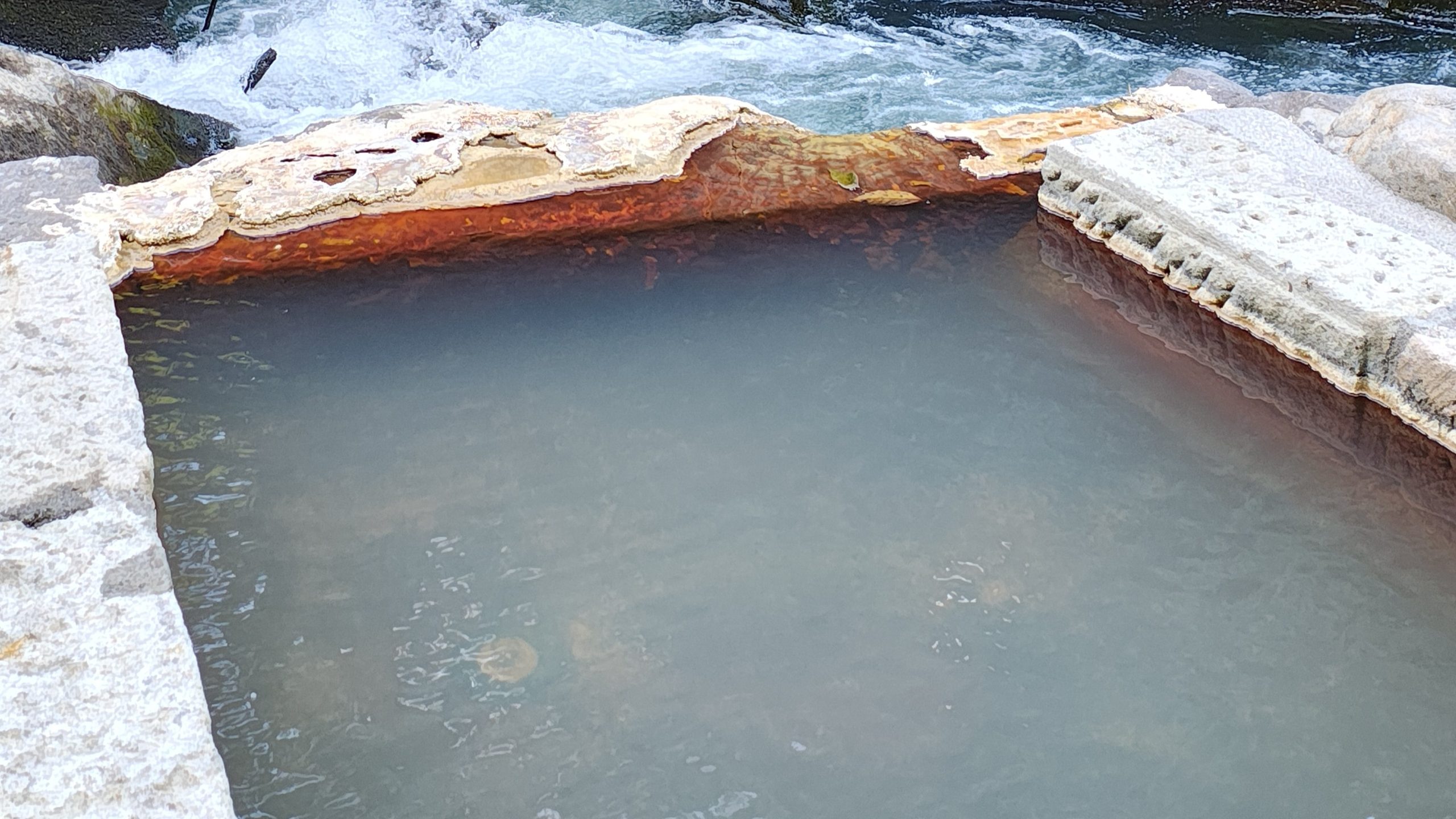 妙見石原荘の天降川沿いにある足湯