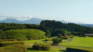 瀬の本高原ホテルから望む阿蘇の山々と緑の高原