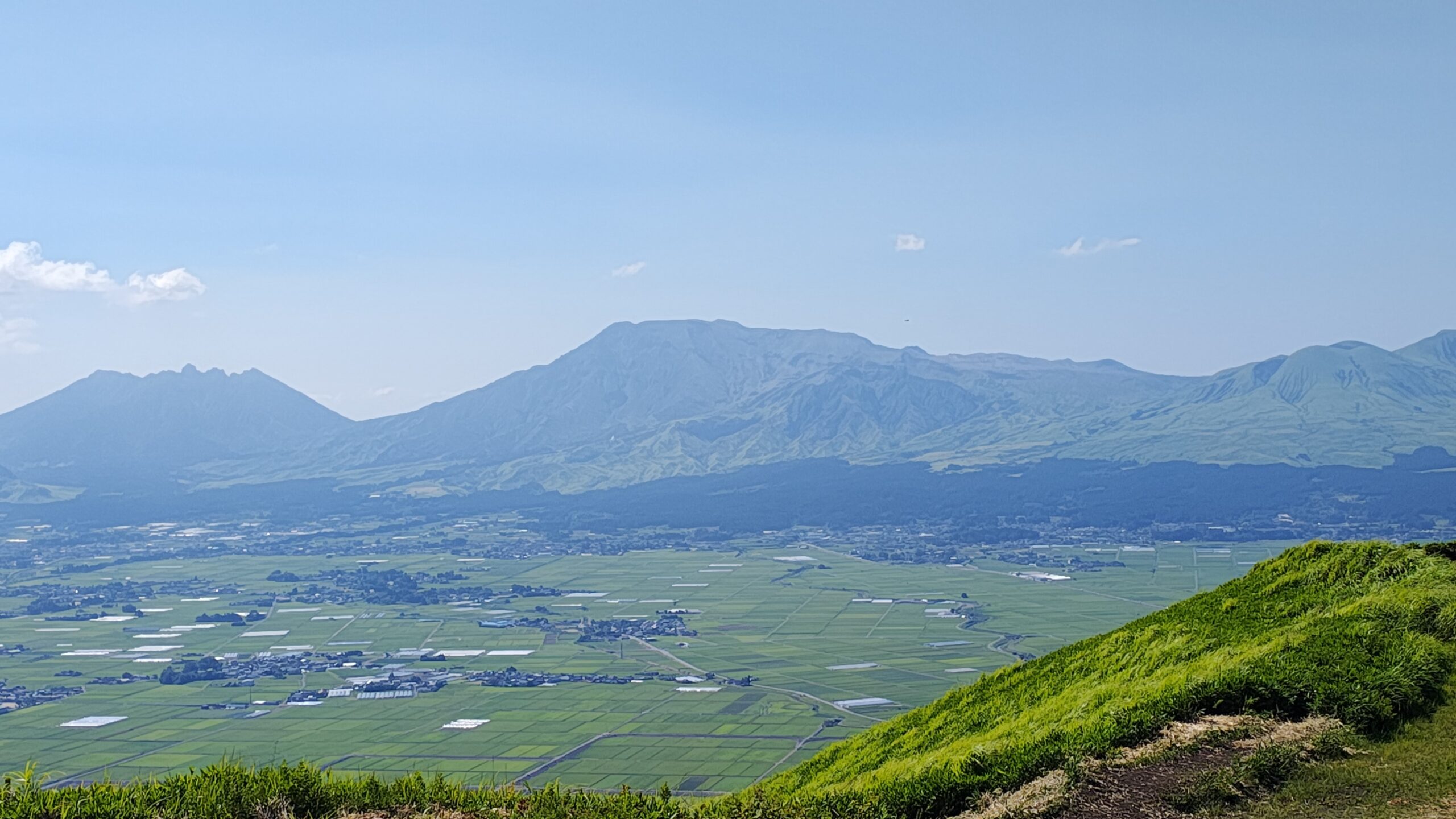 阿蘇・大観峰から望む阿蘇五岳とカルデラの風景