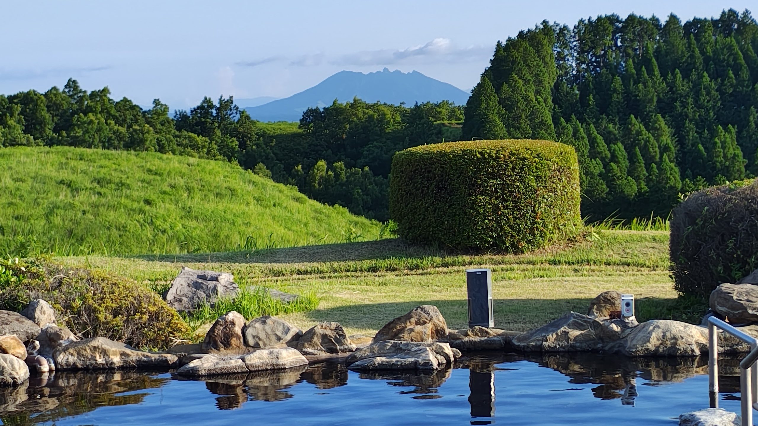 瀬の本高原ホテルの阿蘇の山々を望む露天風呂