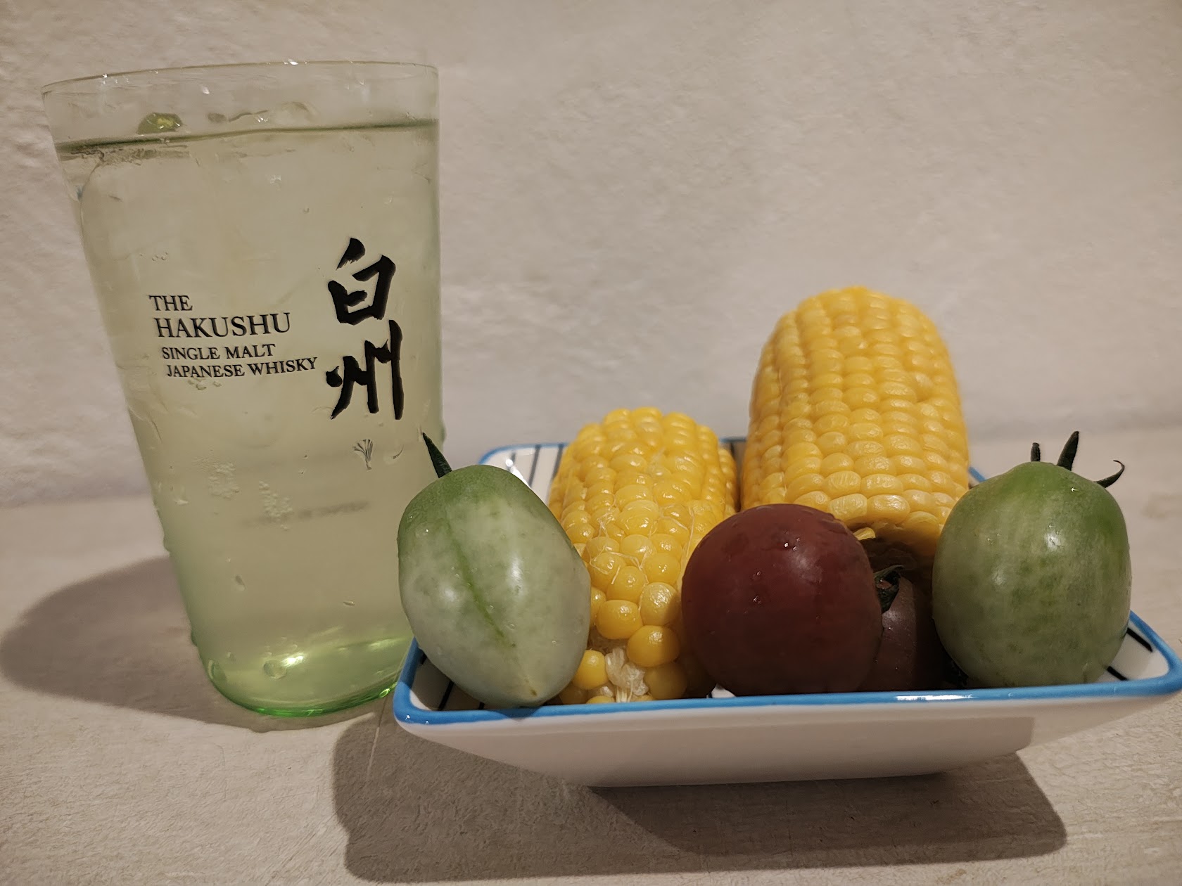 白州蒸溜所で購入したグリーンのグラスと白州ハイボール