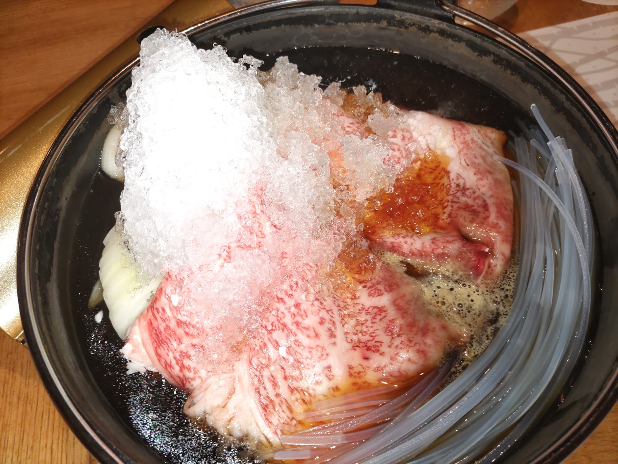 風里の夕食で提供されていた氷すき焼き