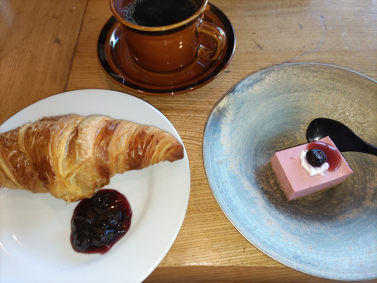 風里の朝食でいただいたブルーベリージャムとクロワッサンとブルーベリーケーキ