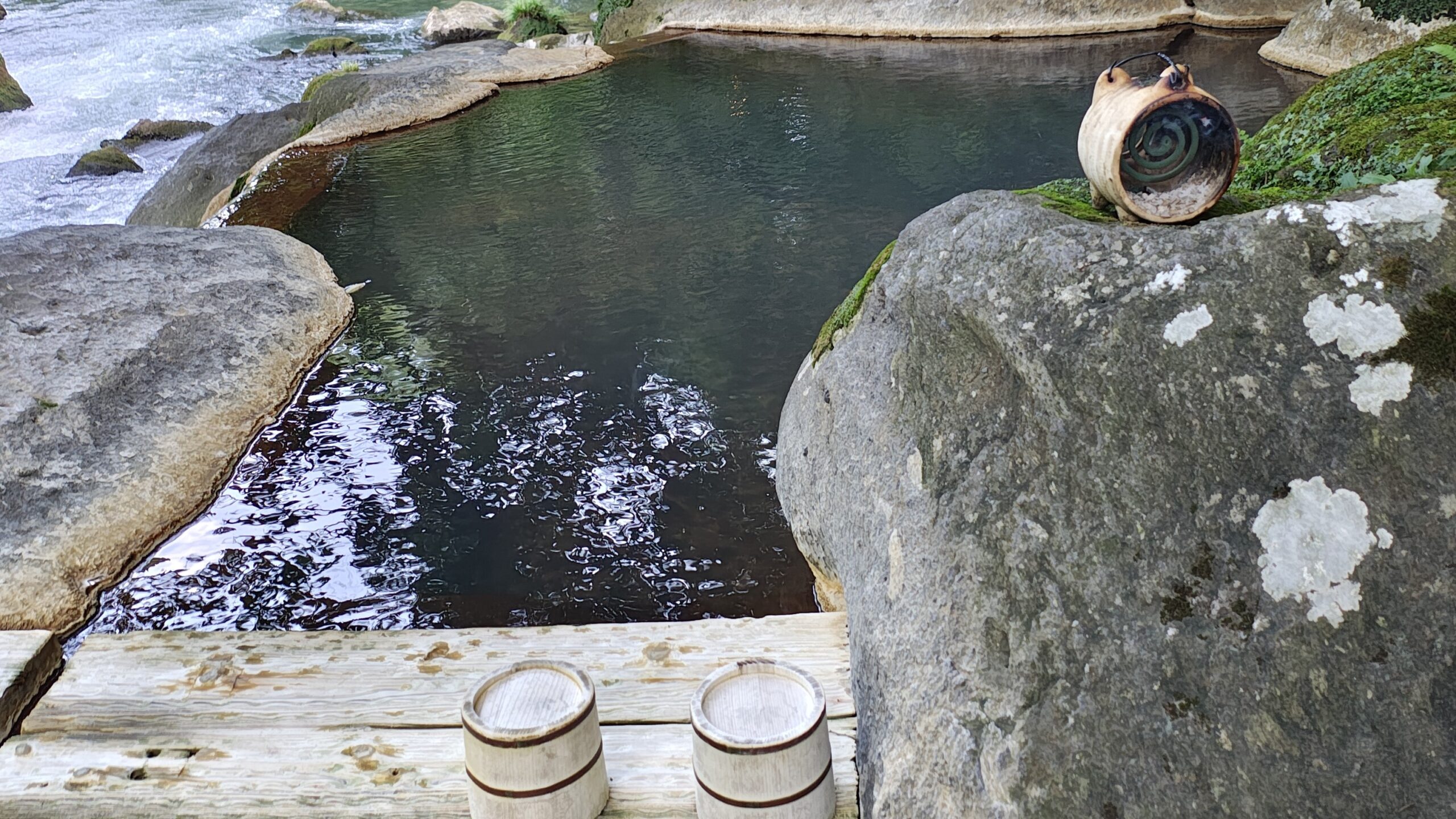 妙見石原荘の天降川沿いにある露天風呂