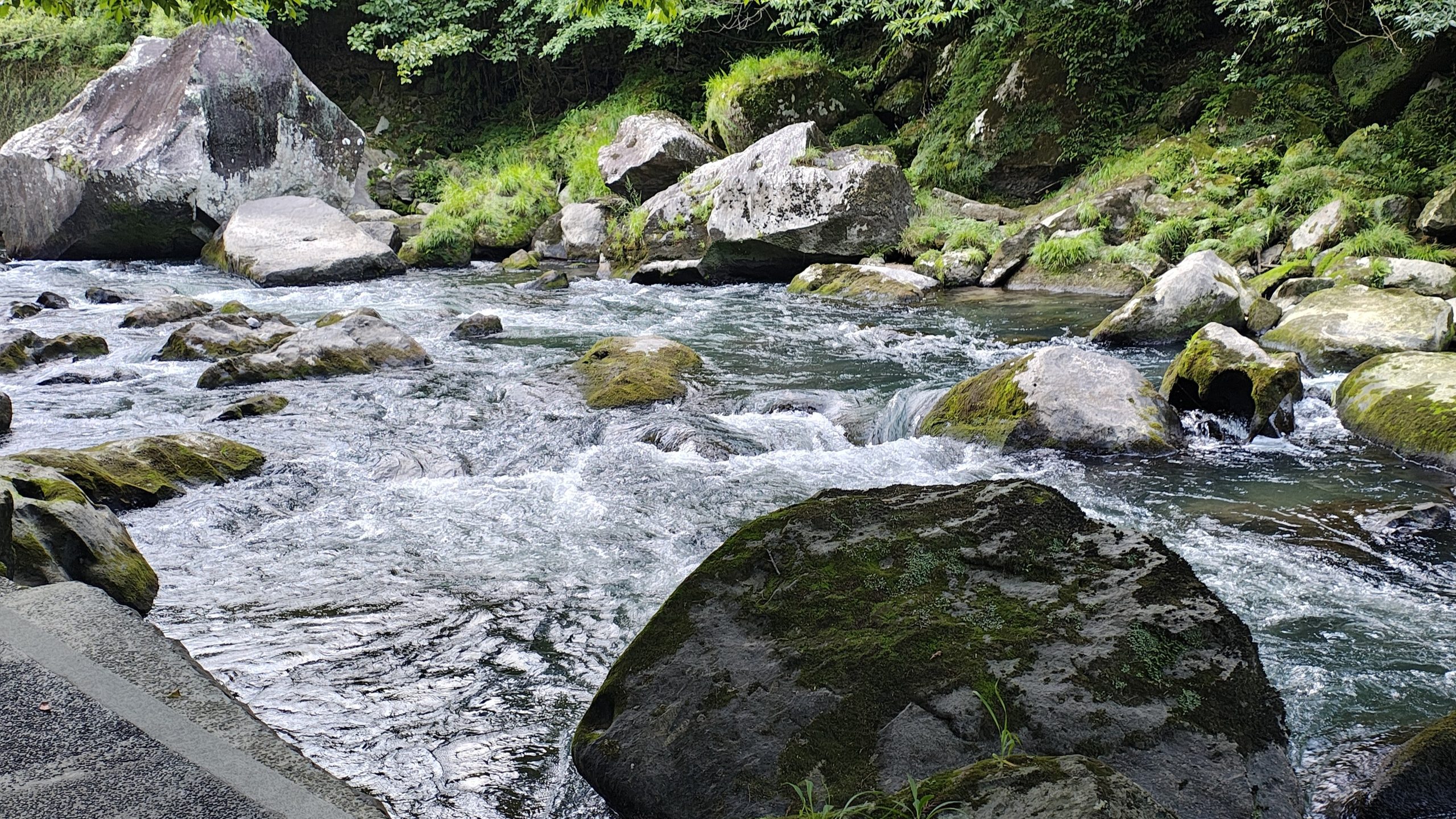 妙見石原荘の露天風呂そばを流れる天降川