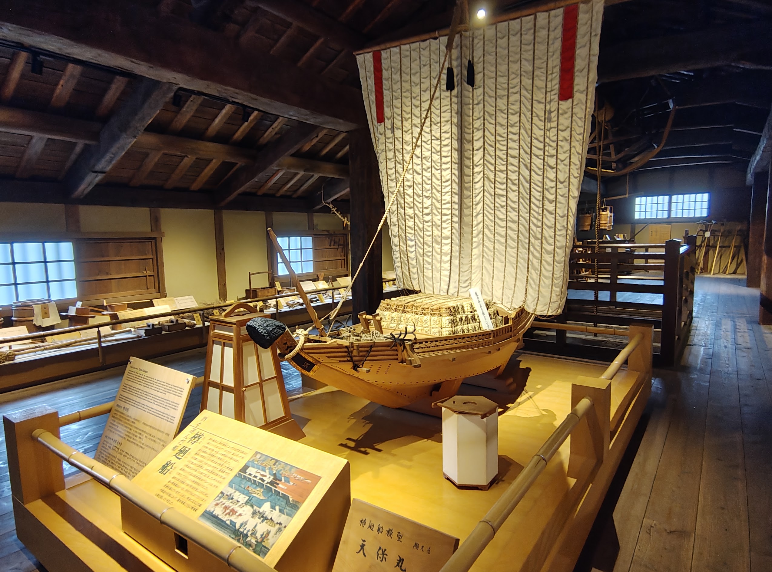 沢の鶴資料館の樽廻船の展示