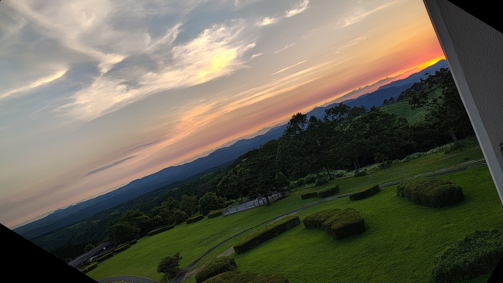 瀬の本高原ホテルのテラスから見た夕焼けと高原の景色