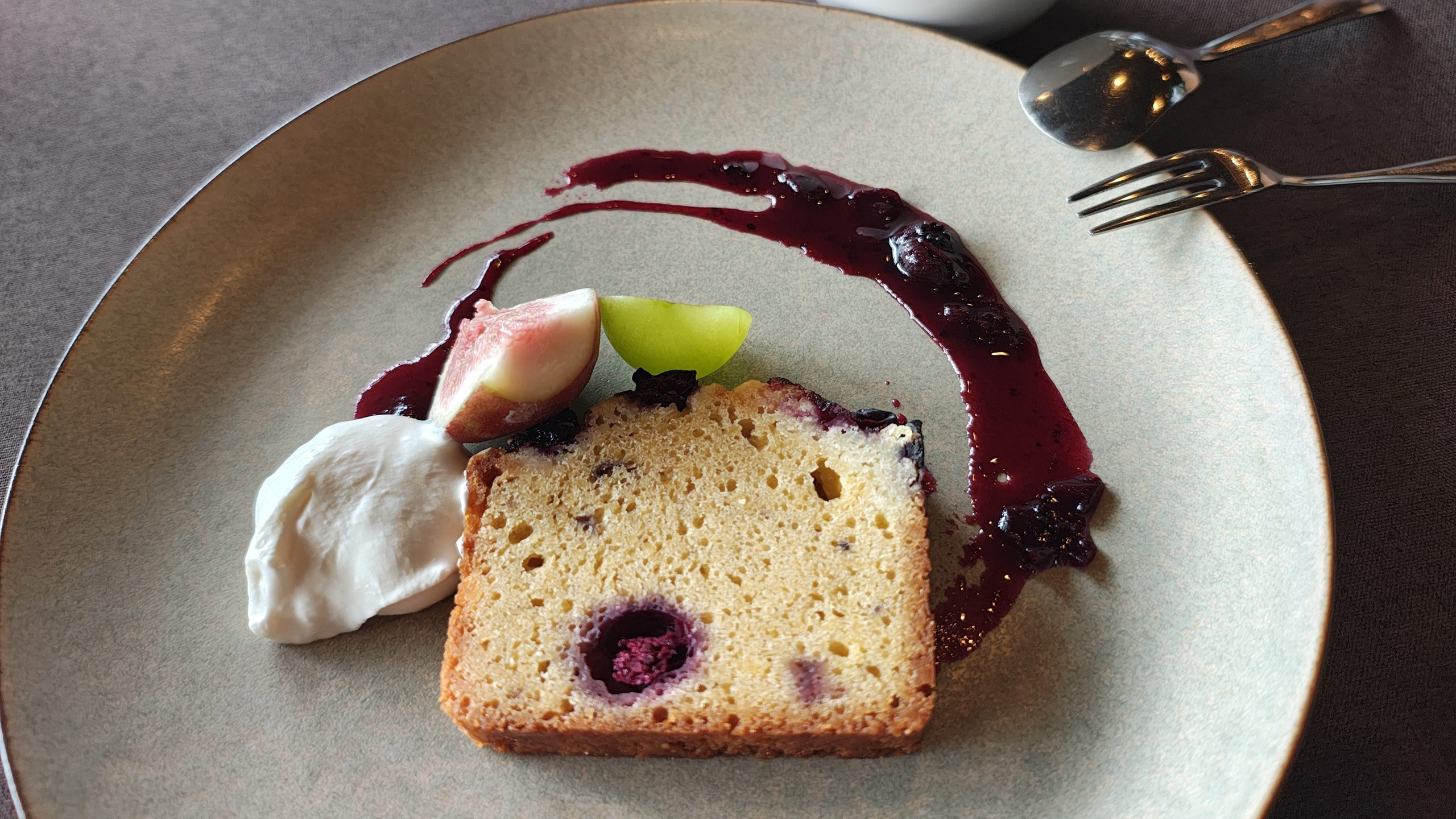 丹波ワインのレストランで食べたブルーベリークランベルケーキ