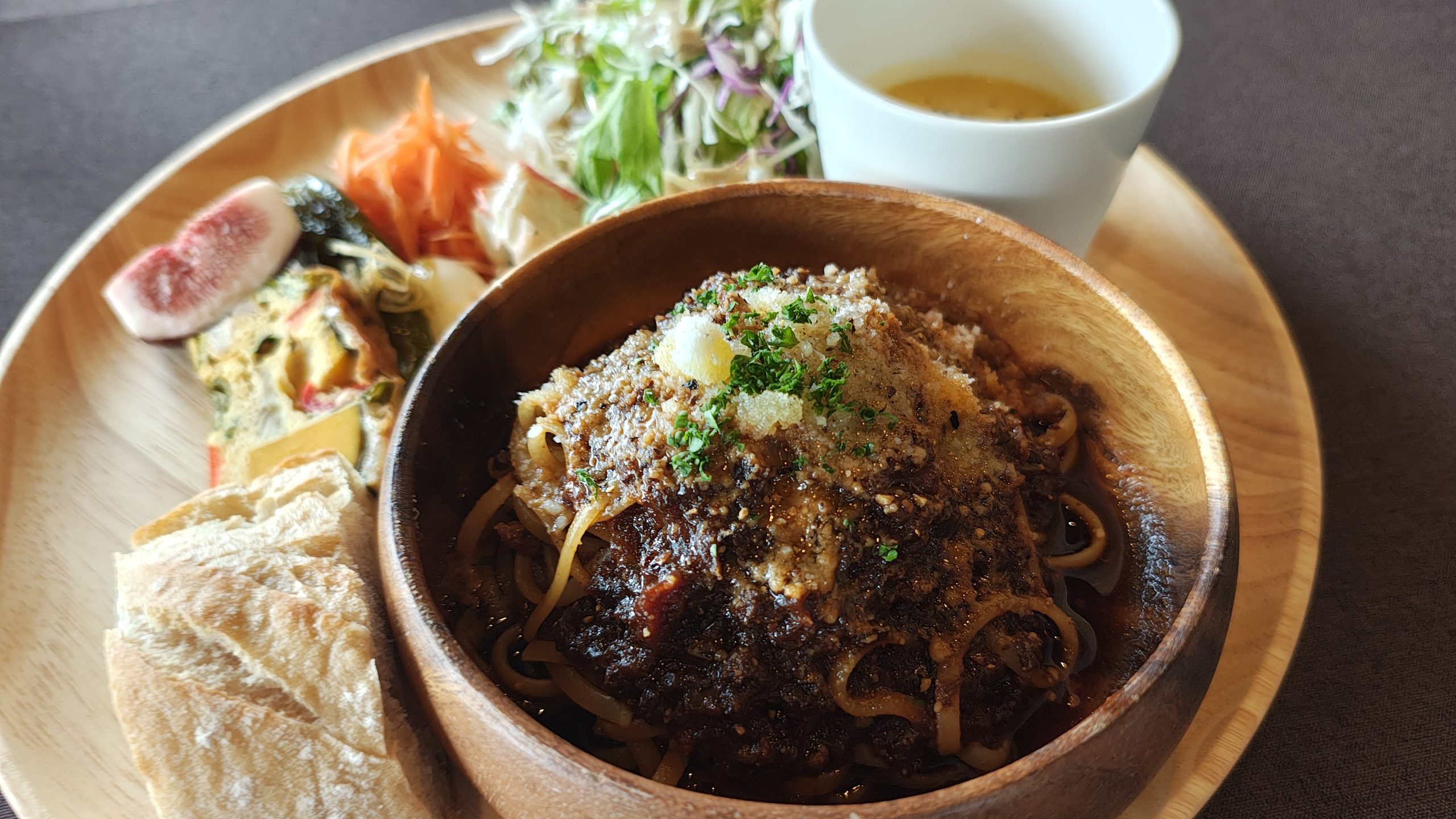丹波ワインのレストランで食べた和牛赤ワイン煮込みボロネーゼパスタのランチプレート