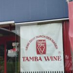 丹波ワインのショップ入口とTAMBA WINEの看板