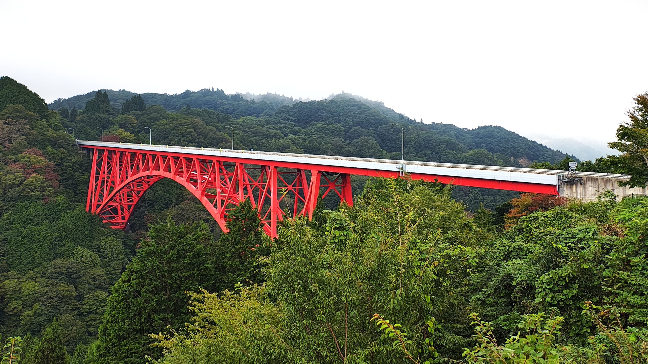 奥出雲おろちループの赤い三井野大橋と山の景色